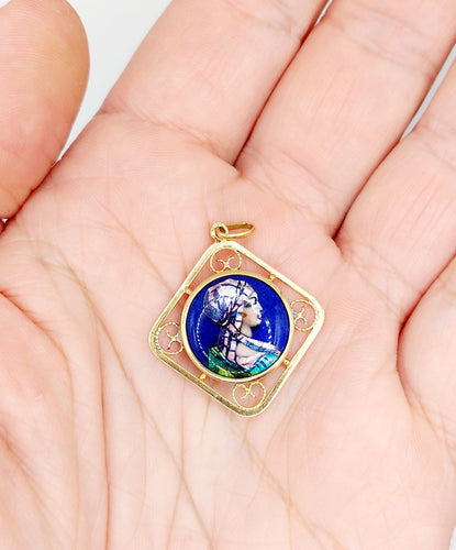 Pendentif Pendentif Art nouveau Limoges en or 18k, plaque émaillée à la jeune fille 58 Facettes A06402