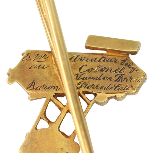 Broche Les Ailes de l'Histoire : Un hommage en diamant à l'aviation belge 58 Facettes 18256-0157