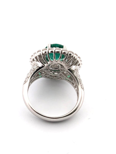 Bague 54 Bague en or blanc spectaculaire et superbe avec émeraude centrale et diamants environnants 58 Facettes