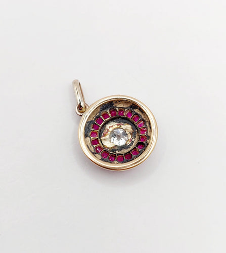 Pendentif Pendentif cible art deco or 18k et platine, diamant taille ancienne et rubis synthétiques calibrés (circa 1920) 58 Facettes A05895