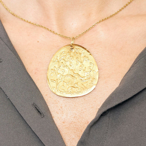 Pendentif Pendentif indien en or jaune repoussé 58 Facettes MAN1508