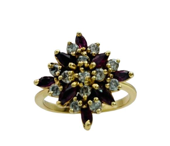 Bague 47 Bague en or avec rubis et diamants. 58 Facettes 50156