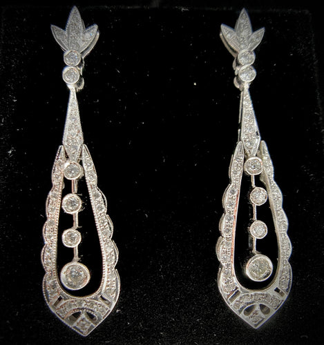 一对镶嵌着明亮钻石的吊坠耳环
