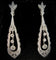 一对镶嵌着明亮钻石的吊坠耳环