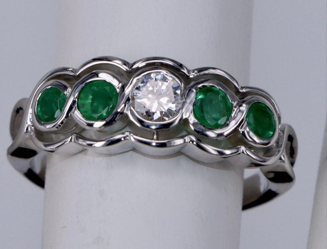 Bague 52.5 Bague alliance Art Déco Diamants et Emeraude or blanc 58 Facettes BA-91