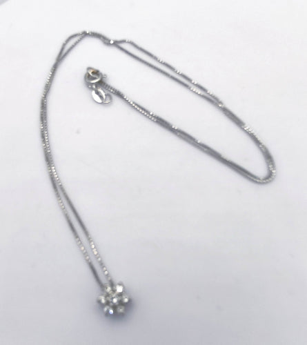 Висулка с диамантено цвете на верижка от бяло злато