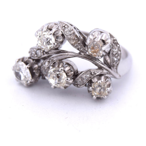 Bague 53 Bague en or blanc avec diamants des années 1940 58 Facettes