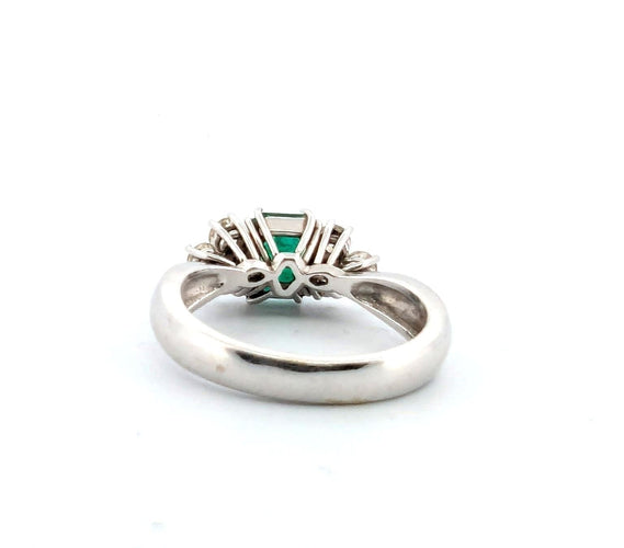 Bague 54 Bague en or blanc avec émeraude et diamants 58 Facettes