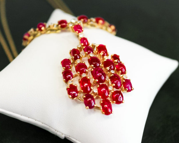 Collier Collier or jaune, cabochon rubis et diamants 58 Facettes 240040