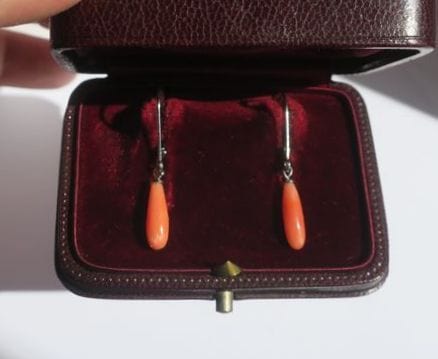 Boucles d’oreilles dormeuses pendantes or blanc corail 58 Facettes