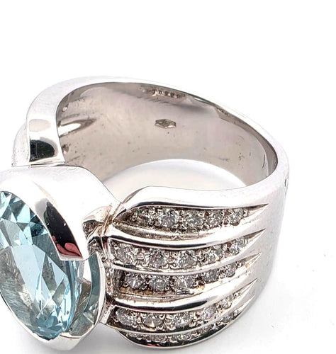 Bague 56 Bague en or blanc 18 kt avec grande aigue-marine et diamants 58 Facettes