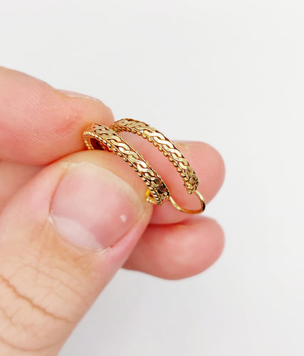 Boucles d'oreilles Créoles style Art Déco or rose finement travaillées (circa 1970) 58 Facettes A06262