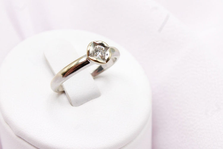 Bague 50 Bague solitaire fleur en or blanc et diamant 0,10 ct 58 Facettes 240183