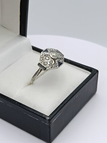 Bague 57 Bague Art Déco octogonale en or gris sertie de diamants et saphirs 58 Facettes