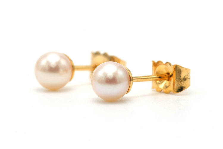 Moderne øreringe indfattet med perler i 18 karat gult guld 