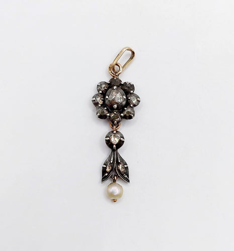 Pendentif Pendentif victorien fleur or jaune et argent, diamants taille roses sur paillon et perle (circa 1880) 58 Facettes A05643