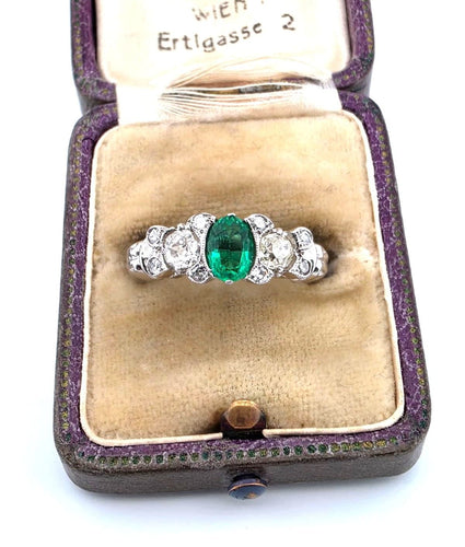 Bague Bague en platine avec émeraude centrale et diamants latéraux 58 Facettes