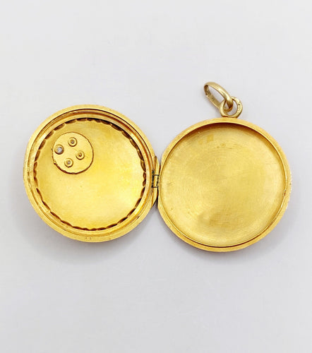 Pendentif Pendentif porte photo Art nouveau or 18k couronne de laurier ,fleur ciselée et diamants taille roses (circa 1910) 58 Facettes A05229