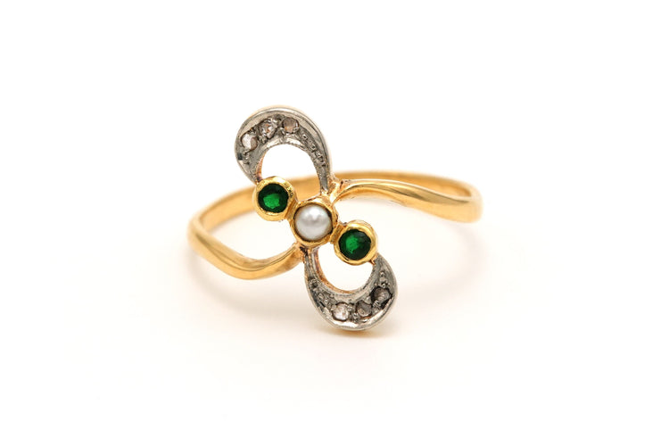 Bague 57 Bague en or jaune et blanc sertie d'une perle, d'émeraudes et de diamants 58 Facettes B367
