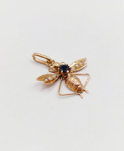 Colgante de abeja victoriana en oro rosa de 18k con zafiro y perlas 