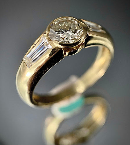 Bague 54 Bague or jaune sertie d'un diamants brillant et deux diamants taille trapèze 58 Facettes