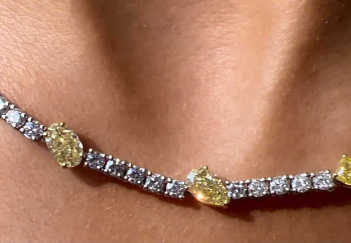 Collier Collier tennis en or blanc 18 carats avec diamants jaunes 58 Facettes G-439