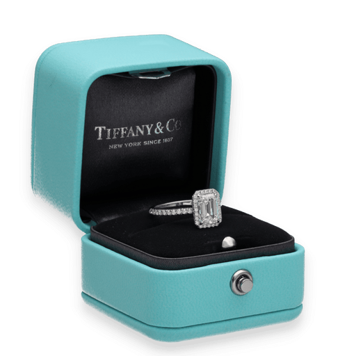 Bague 50 Tiffany & Co - Bague Solitaire "Soleste Halo" Diamant taille émeraude platine 58 Facettes