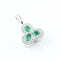 Colgante trébol en oro blanco con esmeraldas y diamantes 58 Facettes 3637
