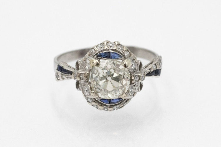 Bague 57 Une bague impressionnante ornée de diamants de 1,94 carat et de saphirs synthétiques. 58 Facettes PPK02