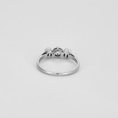 Bague 55 Bague ancienne trilogie 1 diamant et 2 perles 58 Facettes
