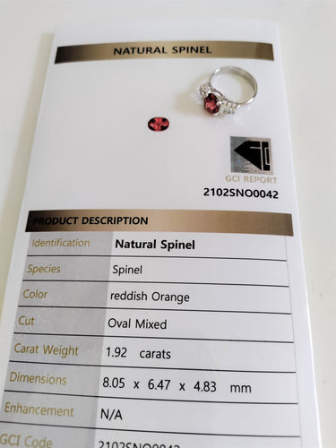 Anel de ouro branco e espinélio natural