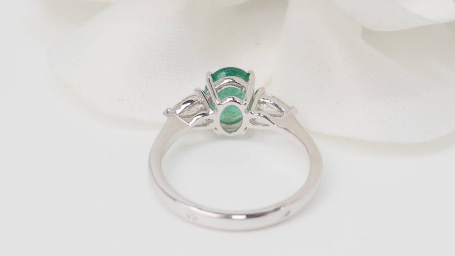 Bague 54 Bague en or blanc, émeraude et diamants 58 Facettes 32533