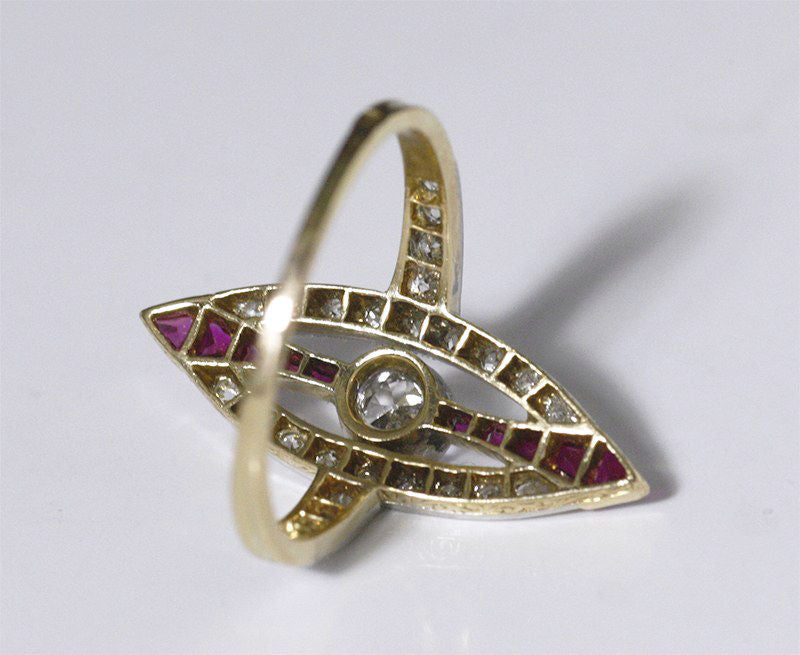 Anello marchesa in oro, platino, diamanti e rubini Art Deco