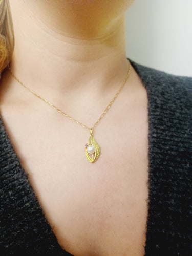 Yellow gold pendant, pearl and garnet 