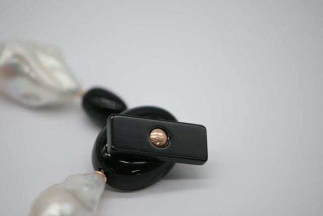 Bracelet Bracelet de perles baroques avec fermoir en or rose et bakélite vintage 58 Facettes 341953/A0E8D2