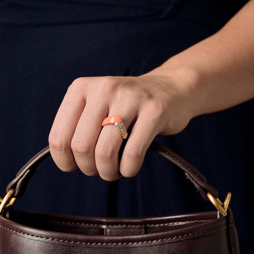 Prsten od žutog zlata, korala i dijamanata 