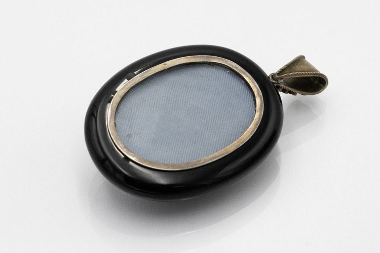 Pendentif Médaillon antique en onyx avec perles, grenats et turquoises. 58 Facettes 11313