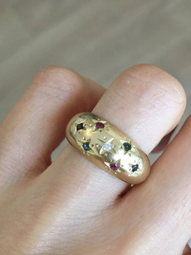 Bague 51 Bague boule en or jaune, diamant, rubis, saphirs, émeraudes 58 Facettes