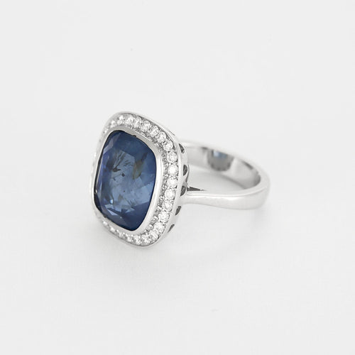 Ring i hvitt gull med en sentrert, uoppvarmet Ceylon-safir omgitt av diamanter 