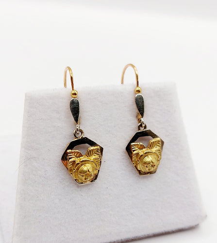 Boucles d'oreilles Dormeuses fleur finement ciselée en or 18k Art déco 58 Facettes A06469