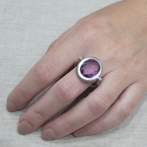 Ametyst, gull og diamant ring 