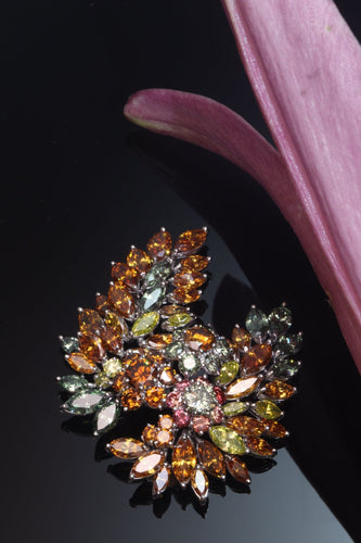 Broche Broche vintage exquise des années 1970 : une symphonie de plus de 19 carats de diamants de couleur fantaisie 58 Facettes 21092-0149