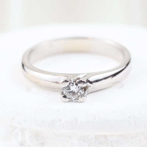 Bague 55 Bague solitaire classique en or blanc 18 carats avec diamant taille brillant 58 Facettes 135024M