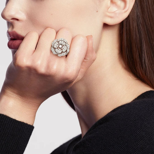Bague 56 CHANEL - Bague Bouton de Camélia en or blanc et diamants 58 Facettes