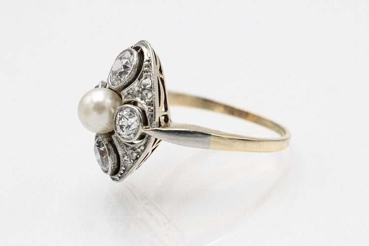 Bague 50 Bague en or et platine ornée de diamants et d'une perle de culture 58 Facettes 11020