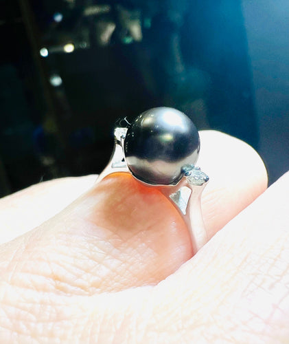 Hvidguldsring, grå kulturperle omgivet af 2 diamanter