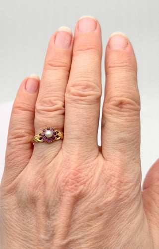Bague 56.5 Ancienne bague fleur or jaune sertie de rubis et perle 58 Facettes