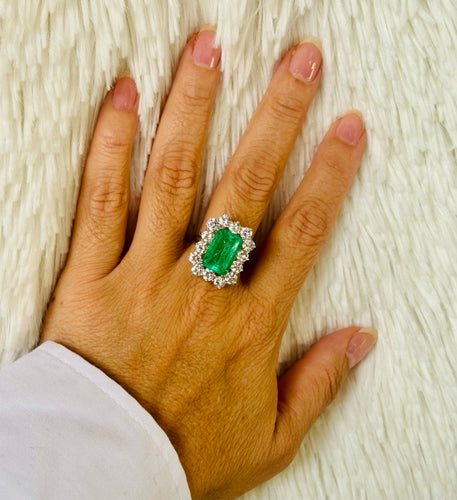 Bague 54 Bague en or blanc avec émeraude centrale et diamants 58 Facettes 50200