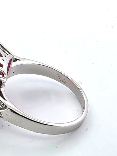 Bague 53 Bague en or blanc 18 carats de 1970, ornée d'une grande tourmaline naturelle et de diamants. 58 Facettes