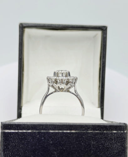 Bague 56 Bague marguerite en or blanc avec diamants 58 Facettes